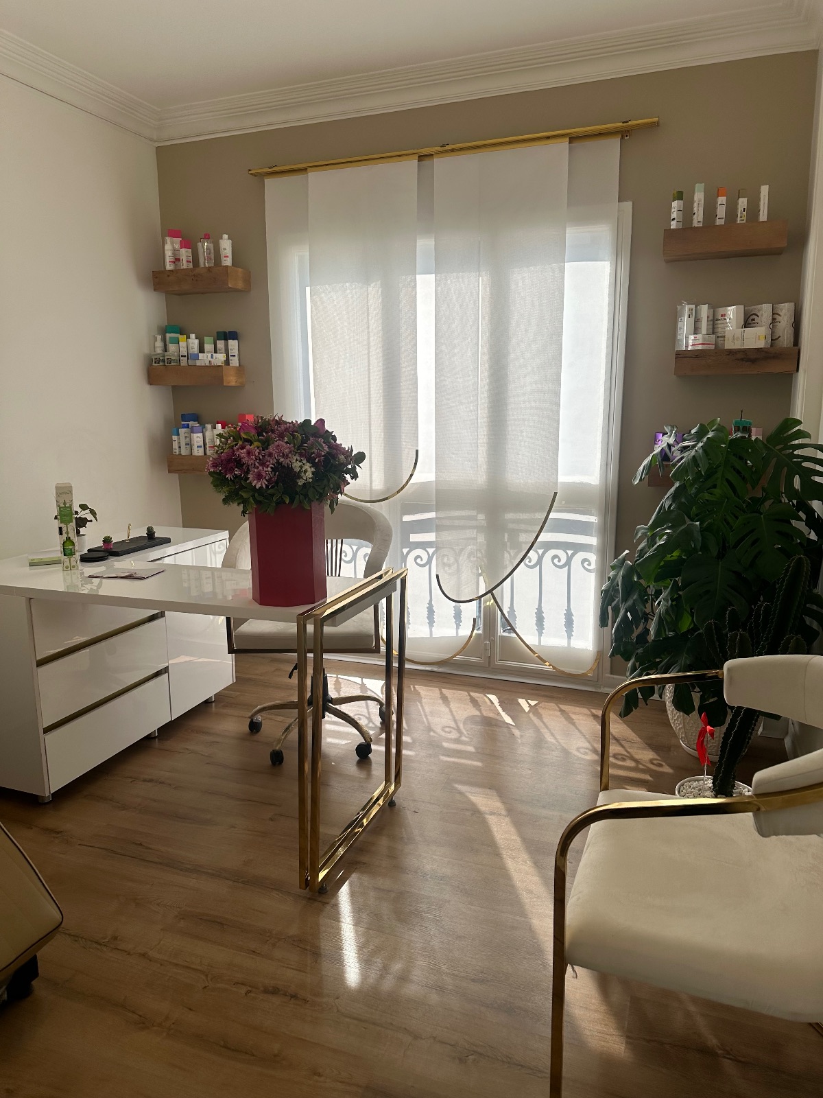 تصویر محیط کلینیک پوست،مو،زیبایی و مرکز لیزر نوژا